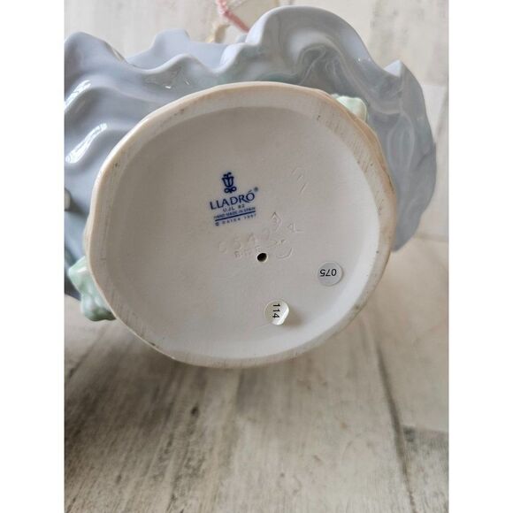 Lladro 6542 stroll in sun parasol RARE umbrella girl Victorian dress flower bonn - Picture 9 of 9